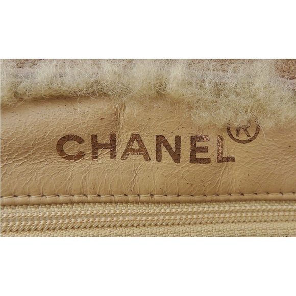 CHANEL Beige Shearling Tote - Picture 13 of 16
